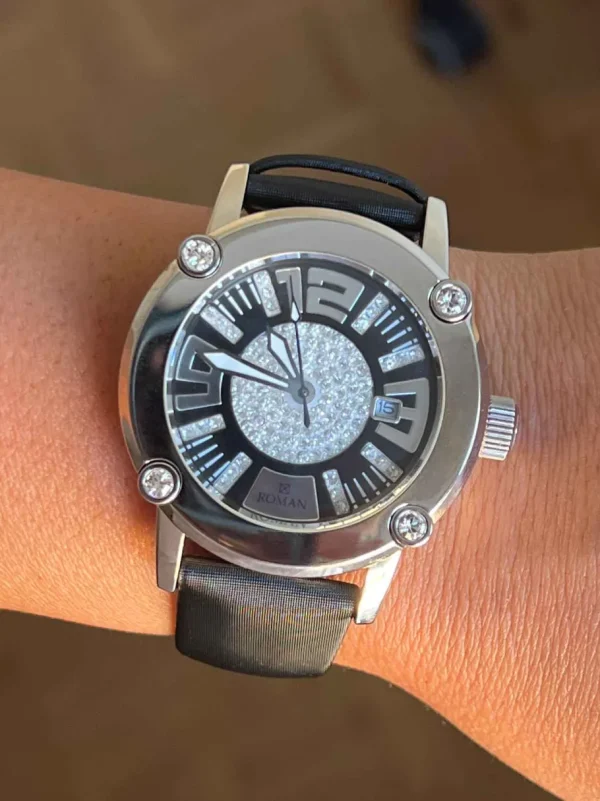 Roman Joyero Relojes<Reloj Román blanco y negro con correa de seda negra.