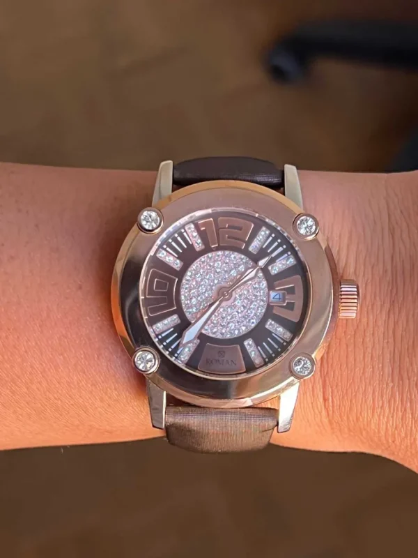 Roman Joyero Relojes<Reloj Román rosa y blanco con correa de seda color marrón.