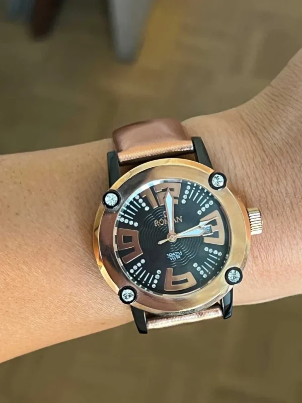 Roman Joyero Relojes<Reloj Román rosa y negro con correa de seda color dorado.
