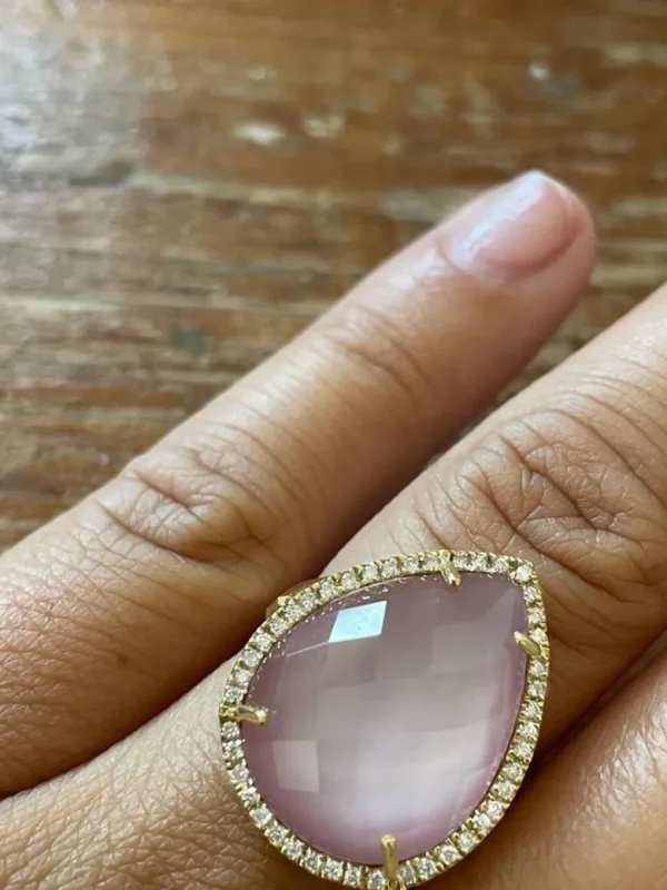 Roman Joyero Anillos<SASSARI, Anillo de oro y diamantes con cuarzo rosa.