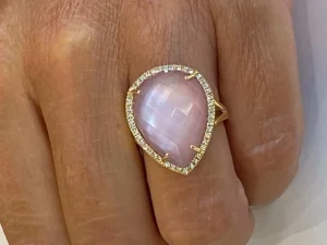 Roman Joyero Anillos<SASSARI, Anillo de oro y diamantes con cuarzo rosa.