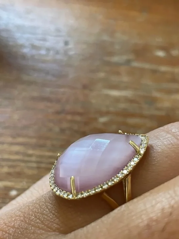 Roman Joyero Anillos<SASSARI, Anillo de oro y diamantes con cuarzo rosa.