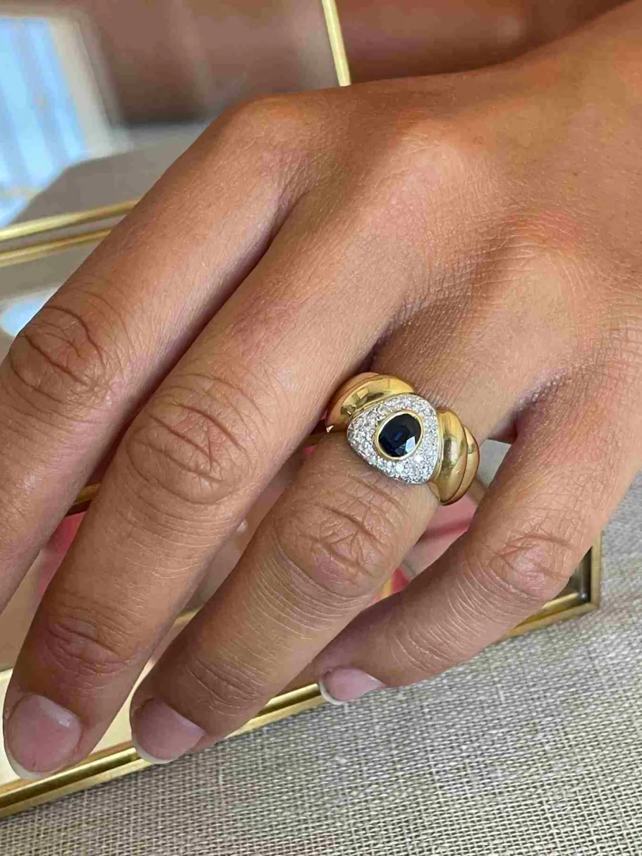sortija_twilight_en_oro_b_3.webp Roman Joyero Anillos<Sortija TWILIGHT en oro blanco y amarillo con un zafiro central