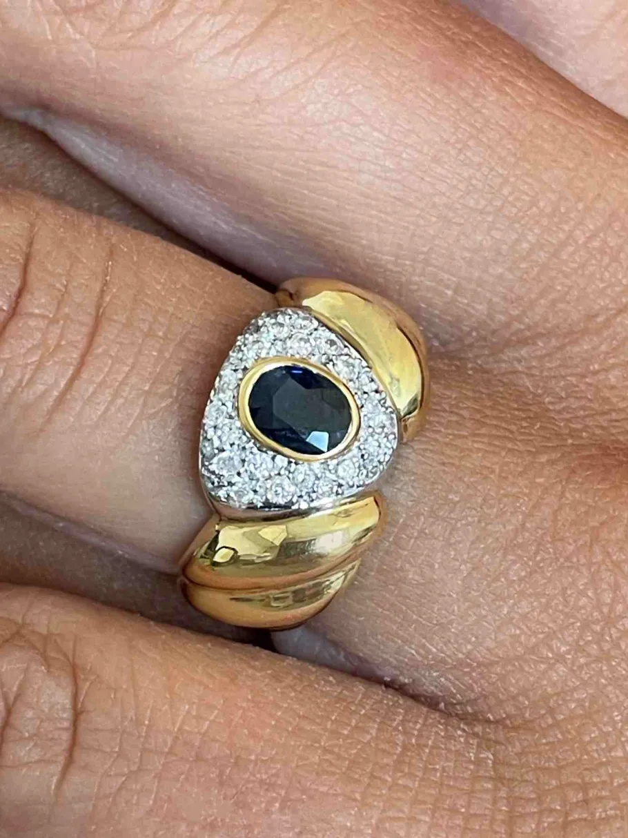 sortija_twilight_en_oro_b_7.webp Roman Joyero Anillos<Sortija TWILIGHT en oro blanco y amarillo con un zafiro central