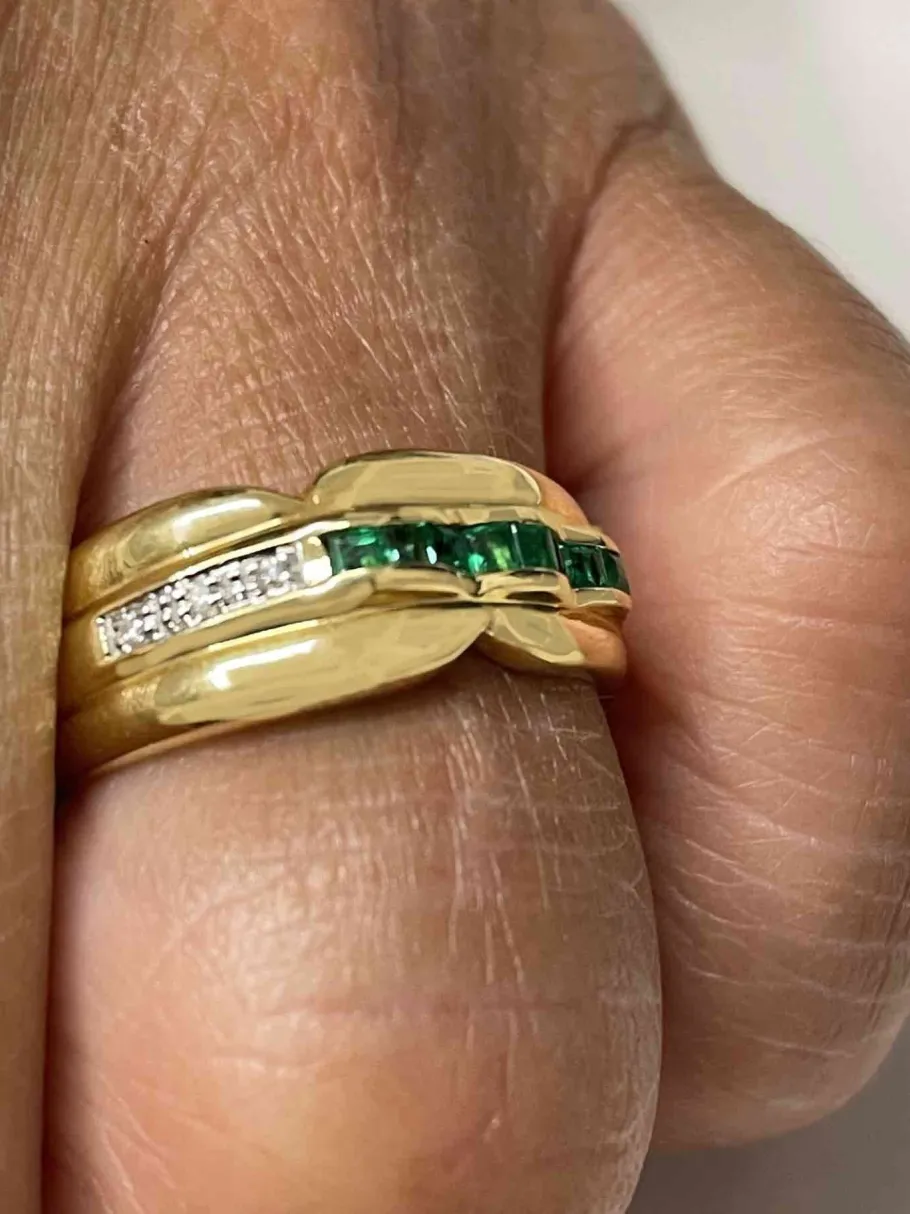 sukran_anillo_oro_amarill_10.webp Roman Joyero Anillos<SUKRAN anillo oro amarillo de 18 kts brillantes y esmeraldas