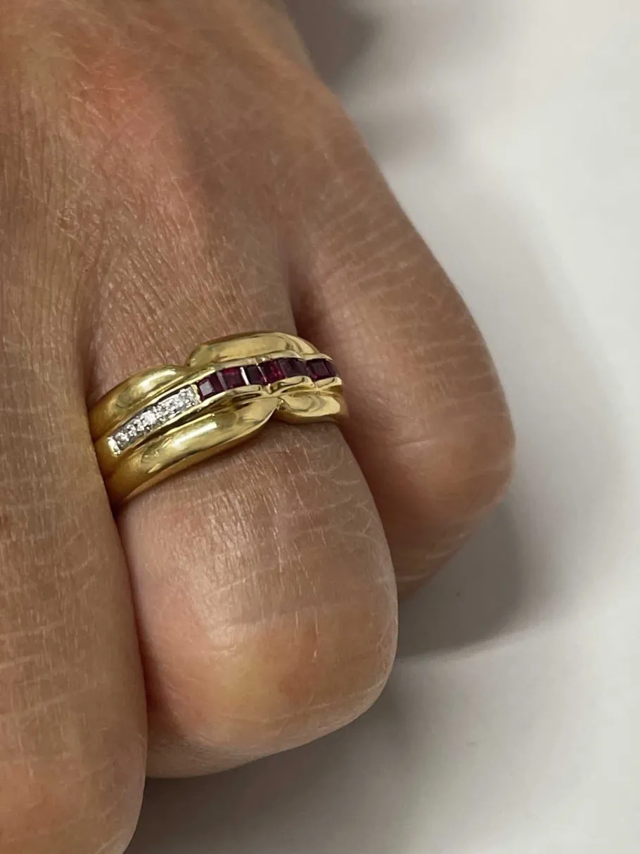 sukran_anillo_oro_amarill_8.webp Roman Joyero Anillos<SUKRAN anillo oro amarillo de 18 kts brillantes y esmeraldas