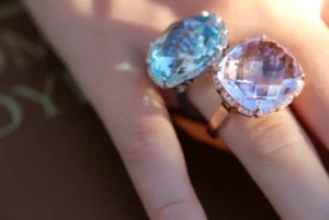 Roman Joyero Anillos<TANGO, anillo de oro blanco con diamantes y topacio azul