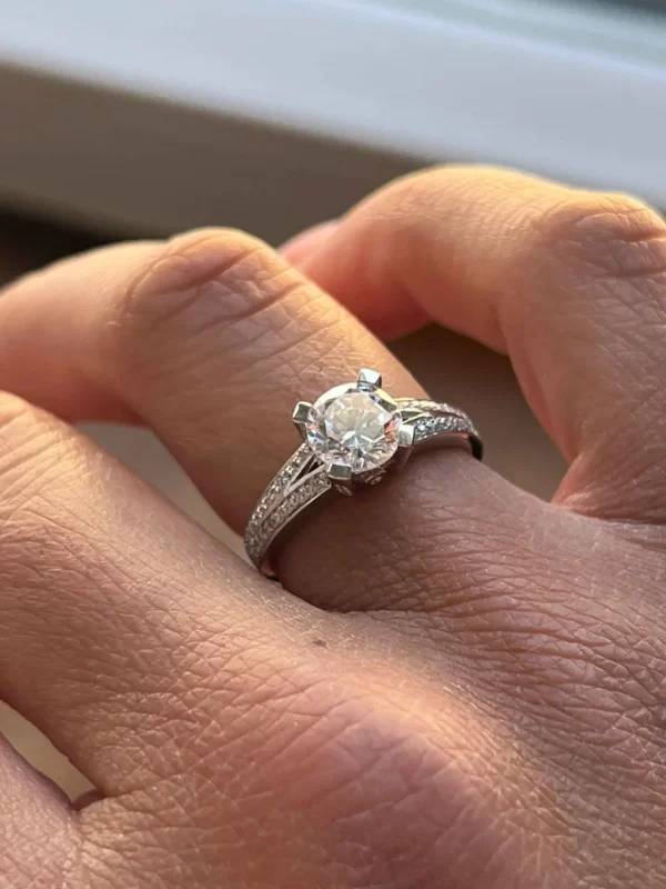 Roman Joyero Anillos<TIZIANO, Anillo solitario de plata con circonita central