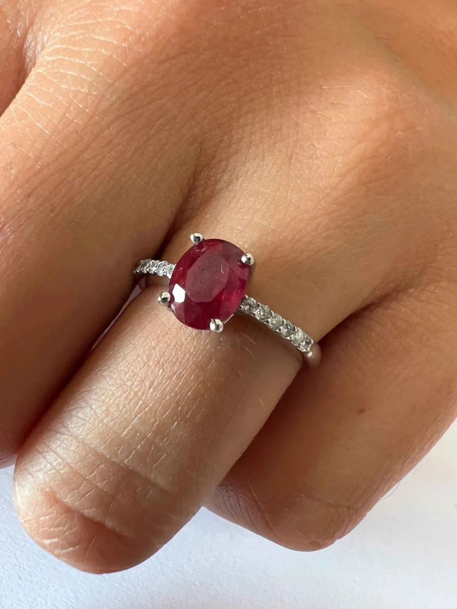 tolima_anillo_zafiro_rubi_16.webp Roman Joyero Anillos<TOLIMA, anillo zafiro, rubi y esmeralda en oro blanco y brillantes.