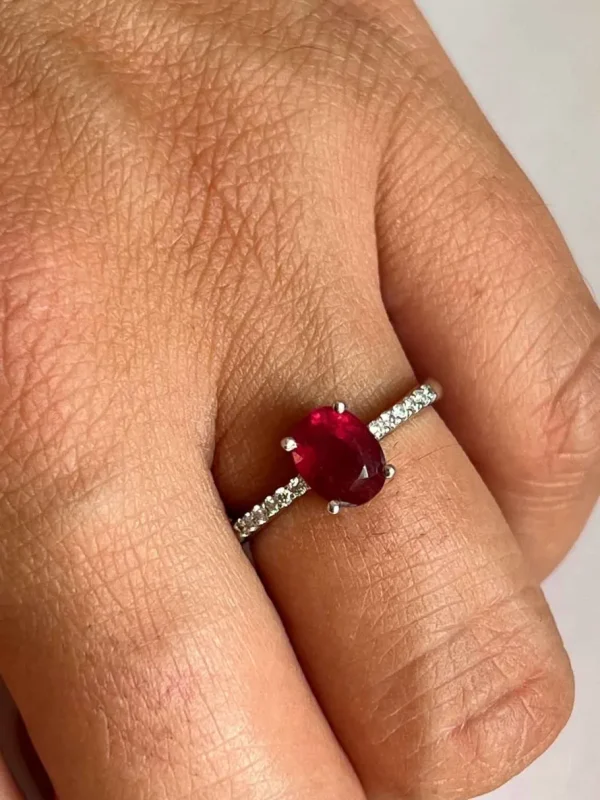 Roman Joyero Anillos<TOLIMA, anillo zafiro, rubi y esmeralda en oro blanco y brillantes.
