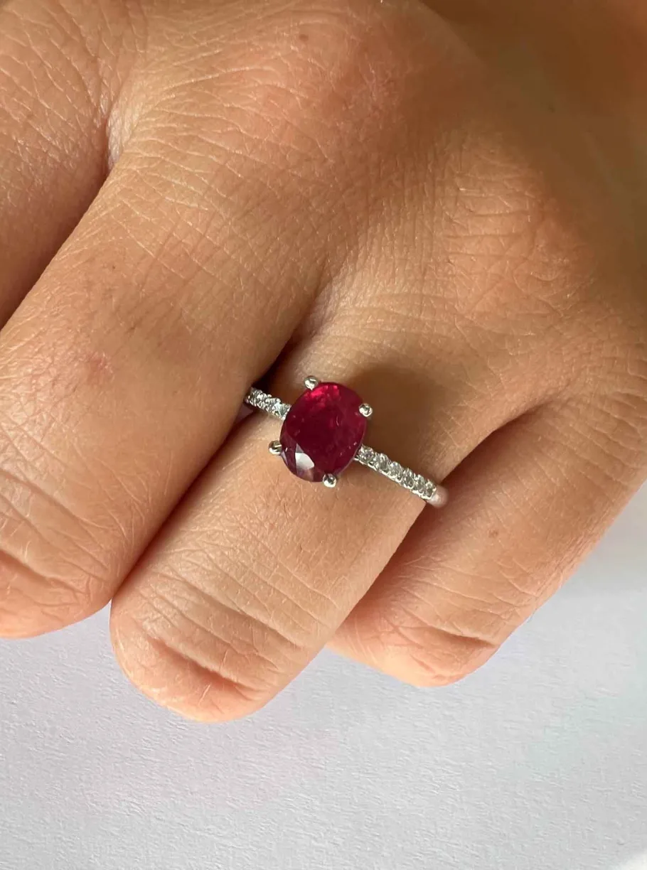 tolima_anillo_zafiro_rubi_18.webp Roman Joyero Anillos<TOLIMA, anillo zafiro, rubi y esmeralda en oro blanco y brillantes.