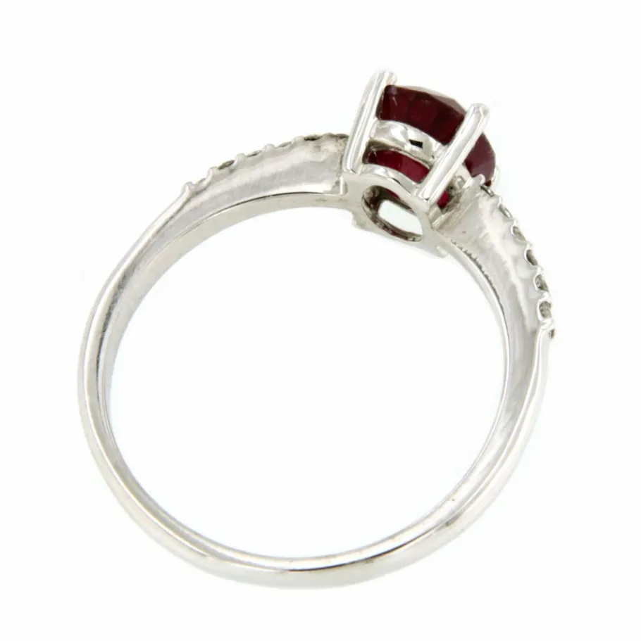 tolima_anillo_zafiro_rubi_19.webp Roman Joyero Anillos<TOLIMA, anillo zafiro, rubi y esmeralda en oro blanco y brillantes.