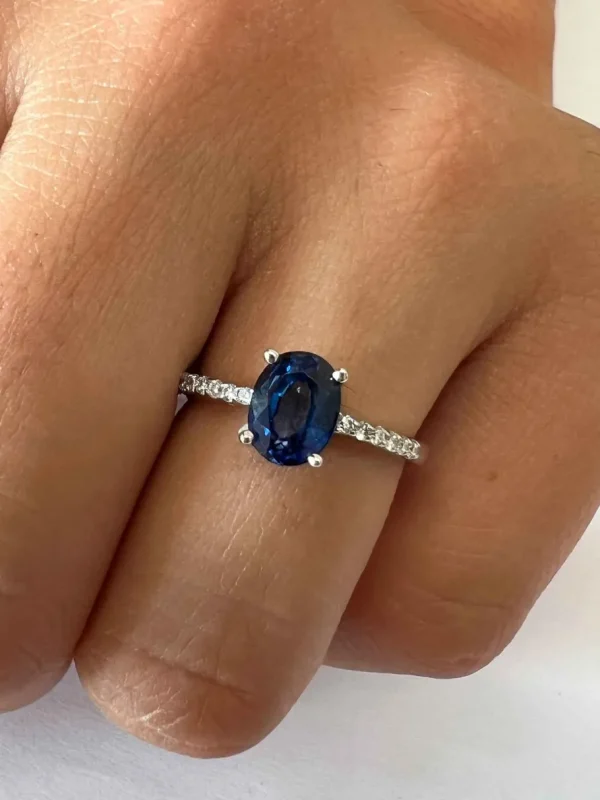 Roman Joyero Anillos<TOLIMA, anillo zafiro, rubi y esmeralda en oro blanco y brillantes.