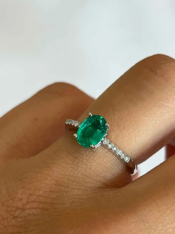 Roman Joyero Anillos<TOLIMA, anillo zafiro, rubi y esmeralda en oro blanco y brillantes.