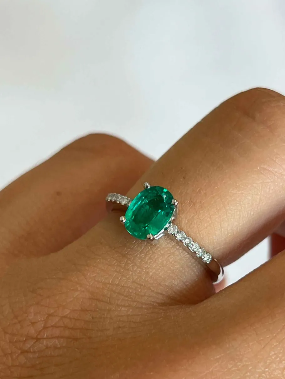 tolima_anillo_zafiro_rubi_8.webp Roman Joyero Anillos<TOLIMA, anillo zafiro, rubi y esmeralda en oro blanco y brillantes.