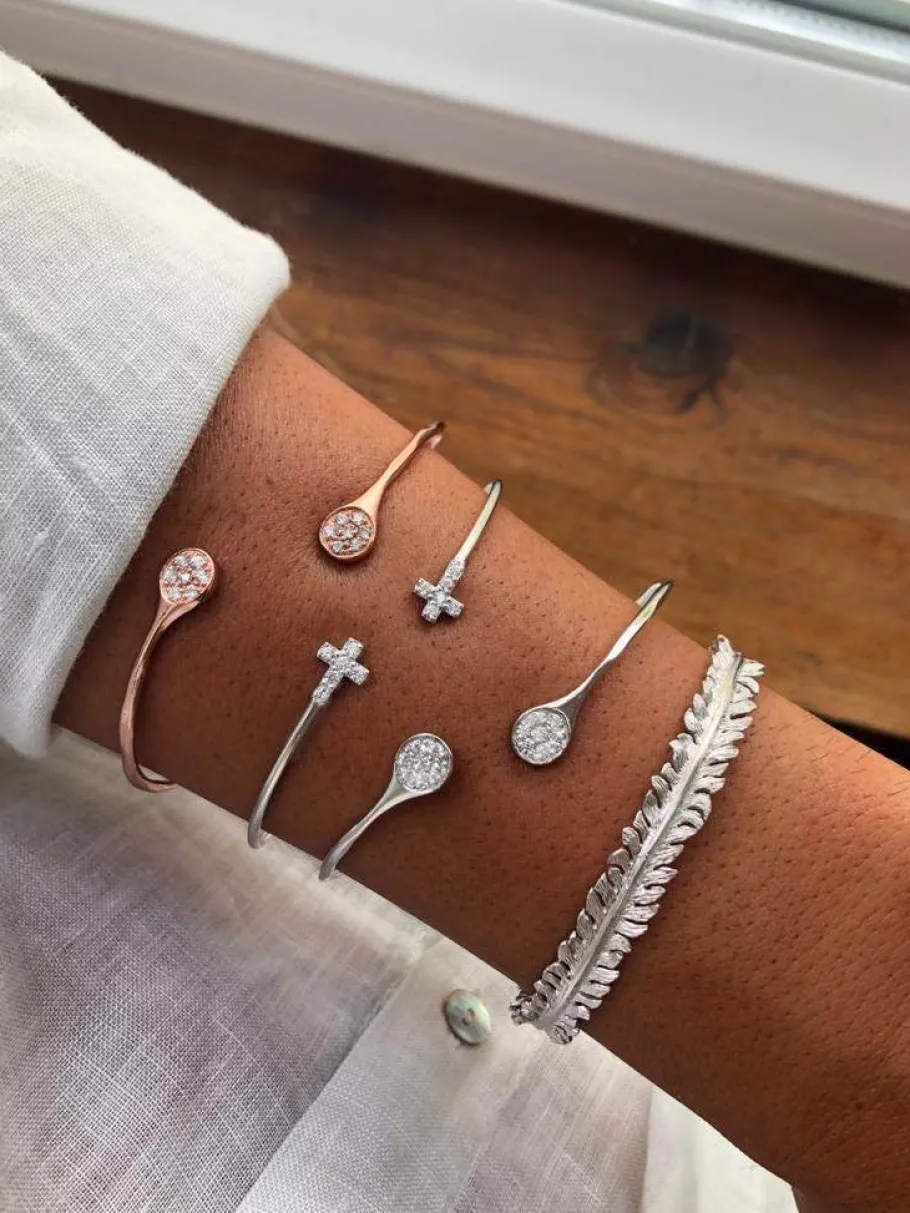 tolosa_pulsera_rgida_de_p_3.webp Roman Joyero Pulseras<TOLOSA, pulsera rígida de plata rodiada.